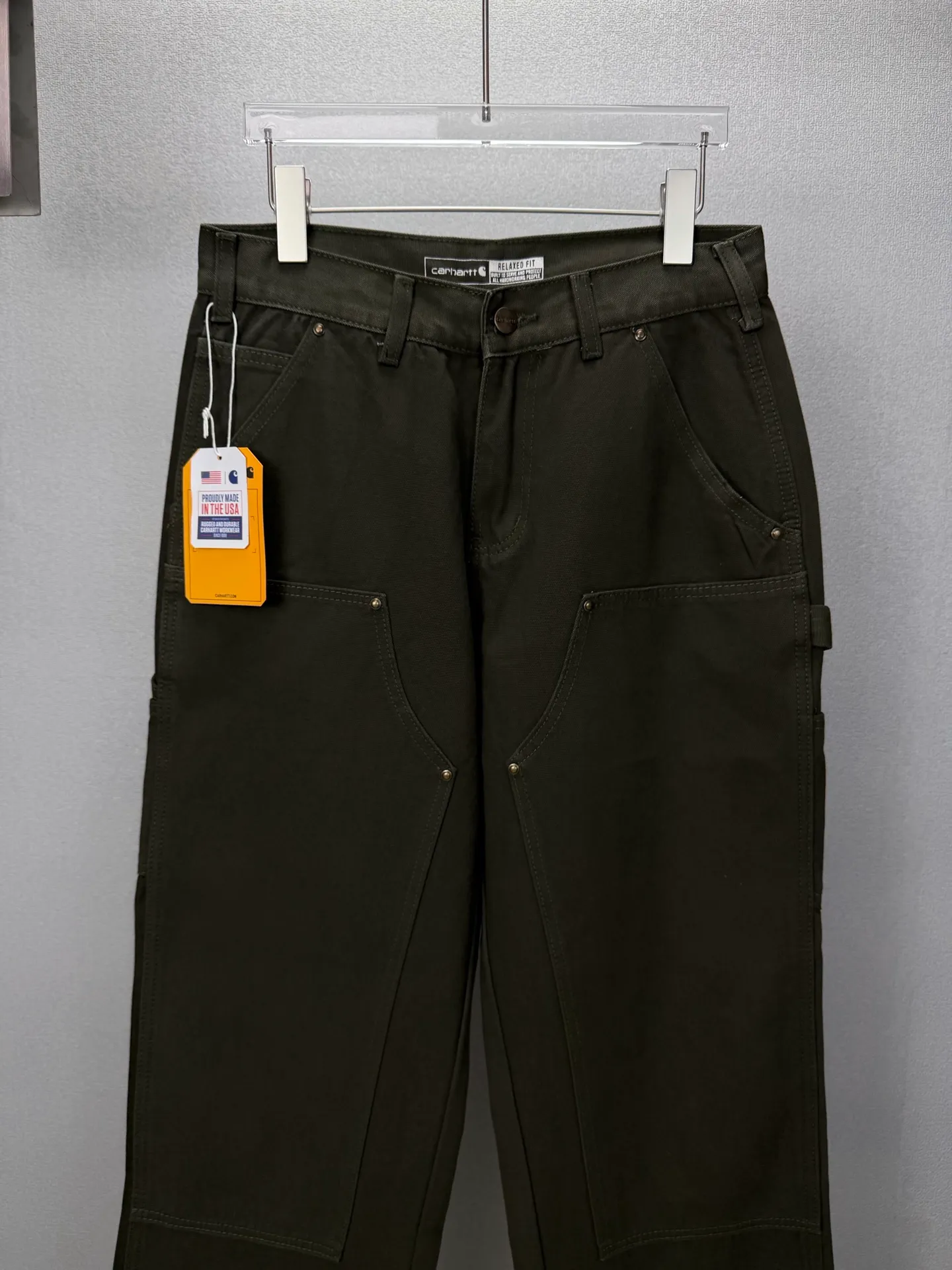 Carhartt 2026 New Arrival Military Green Workwear Logging Couple Loose Jeans High Version High Version Top Ceiling Quality Styles with different wash textures, very friendly to people with thin legs and thick legs. The straight version is very flattering to the leg shape. Moderate length that never goes out of style, easy to match with casual, basic styling for various styles, a must-have in the wardrobe! The fabric is stiff but also makes the upper body soft without losing texture. The washing process is even more perfect. It is a must-have item for everyone! ! ! Washed wheat, hang tag, pants label, three labels complete Color: Green Size: 28, 30, 32, 34, 36 (five sizes)